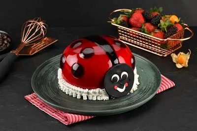 Çikolatalı Uğur Böcekli Pasta